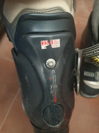 Esquís 120cm, botas, bastones y casco