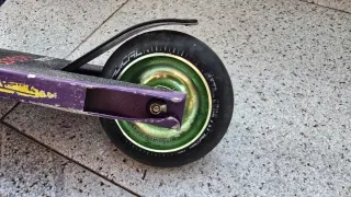 Patinete de trucos morado