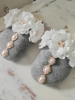 Zapatillas grises con flores y perlas