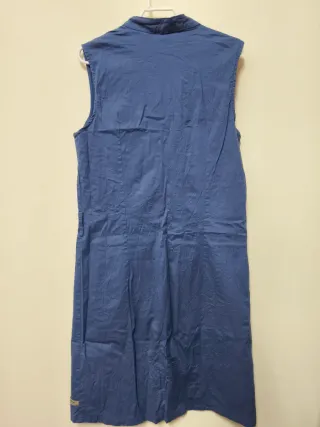 Vestido de verano azul sin mangas