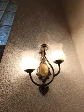 Lámpara de pared de metal y cristal