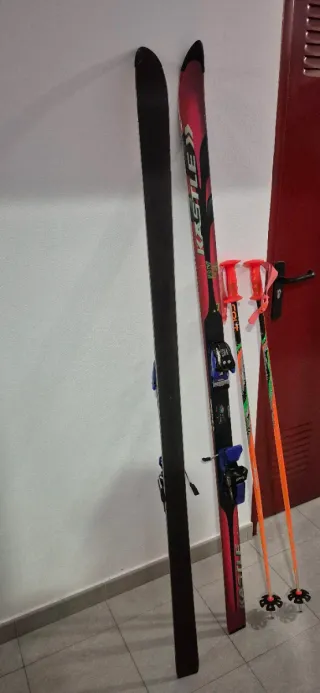 Esquís y bastones de esquí