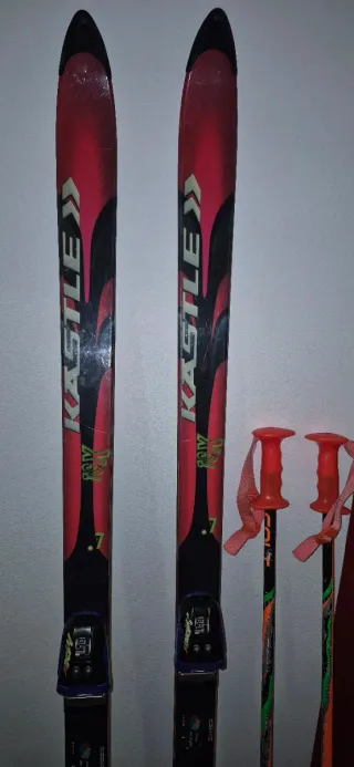 Esquís y bastones de esquí