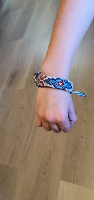 Pulsera tejida artesanal
