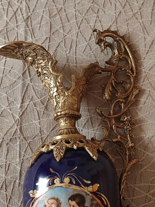 Antiguo jarron ánfora, porcelana y bronce