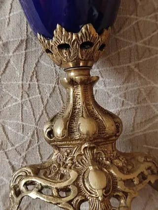 Antiguo jarron ánfora, porcelana y bronce