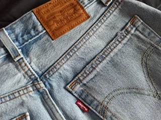 Falda Levi's tiro alto vaquera.