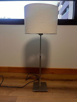 Lámpara de pie metal y mimbre beige