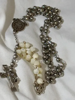 Rosario antiguo de metal y otro nacar