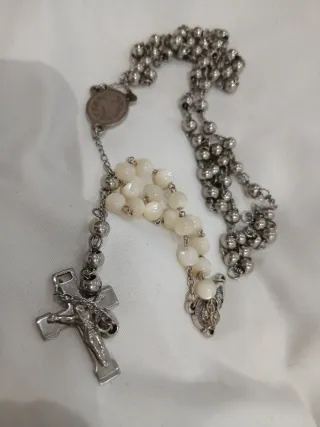 Rosario antiguo de metal y otro nacar