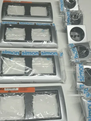 Marcos y tapas de enchufes Simón 82