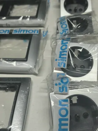 Marcos y tapas de enchufes Simón 82