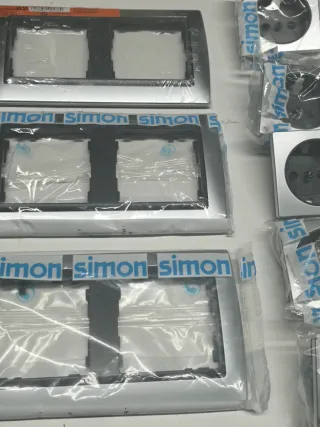 Marcos y tapas de enchufes Simón 82