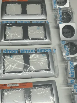 Marcos y tapas de enchufes Simón 82