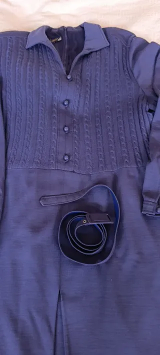 Vendo vestido con cinturón.