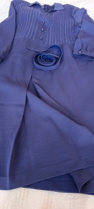 Vendo vestido con cinturón.