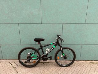 Bicicleta BTWIN Negra y Verde