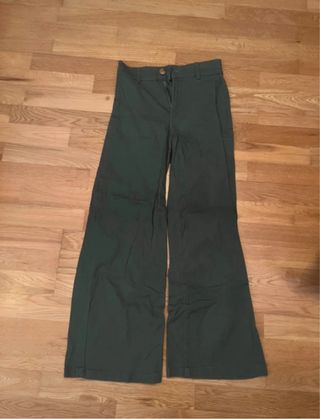 Pantalones verde oscuro.
