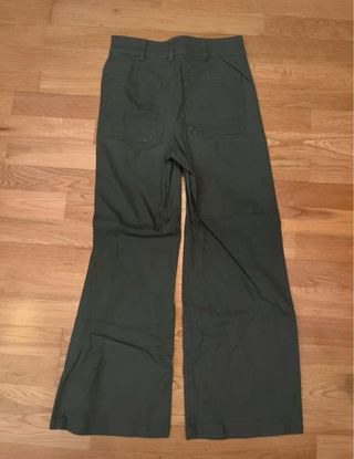 Pantalones verde oscuro.