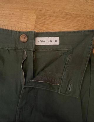 Pantalones verde oscuro.