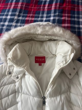 Abrigo Guess Blanco con Capucha y Cinturón.