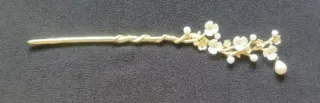 Rebajado. Horquilla dorada con perlas y flores