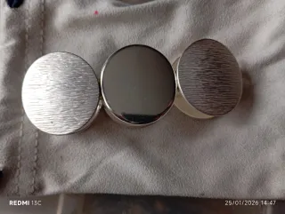 Pulsera plateada con diseño texturizado