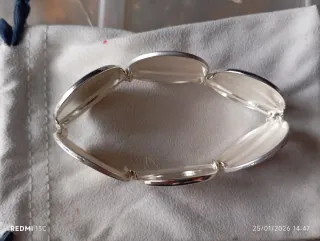 Pulsera plateada con diseño texturizado