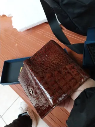 Portafoglio in pelle effetto coccodrillo