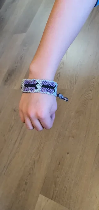 Pulsera tejida con diseño