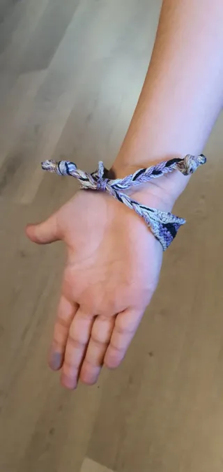 Pulsera tejida con diseño