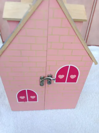 Casita de muñecas de madera