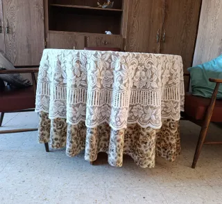 Mesa redonda con mantel de encaje