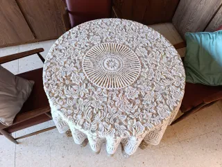 Mesa redonda con mantel de encaje