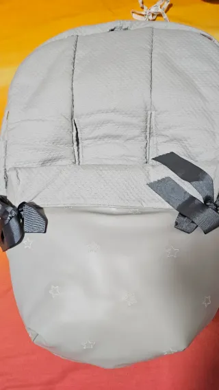 Saco capazo bebé gris con estrellitas