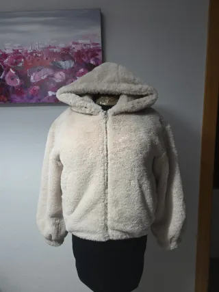 Chaqueta pelo beige con capucha