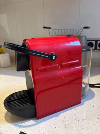 Cafetera Krups Nespresso Roja como nueva, en rojo.