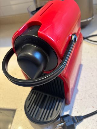 Cafetera Krups Nespresso Roja como nueva, en rojo.