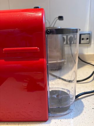 Cafetera Krups Nespresso Roja como nueva, en rojo.