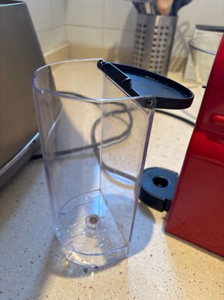 Cafetera Krups Nespresso Roja como nueva, en rojo.