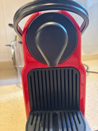 Cafetera Krups Nespresso Roja como nueva, en rojo.