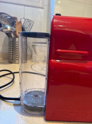 Cafetera Krups Nespresso Roja como nueva, en rojo.