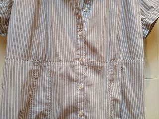 Camisa blanca con rayas grises