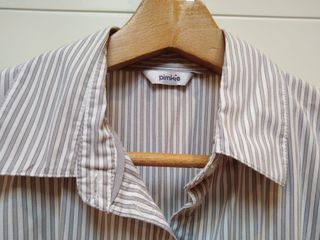 Camisa blanca con rayas grises