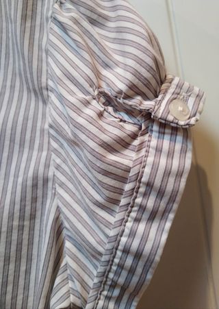 Camisa blanca con rayas grises