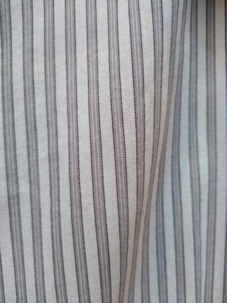Camisa blanca con rayas grises