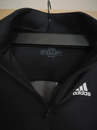 Top negro Adidas manga larga cropped