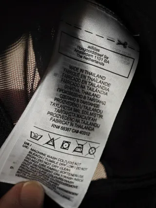 Top negro Adidas manga larga cropped