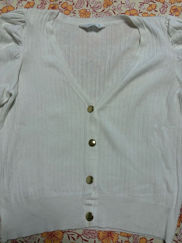 Jersey blanco botones hombrera abullonada