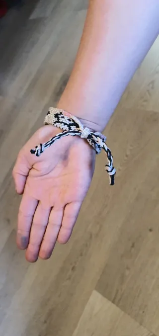 Pulsera tejida diseño geométrico